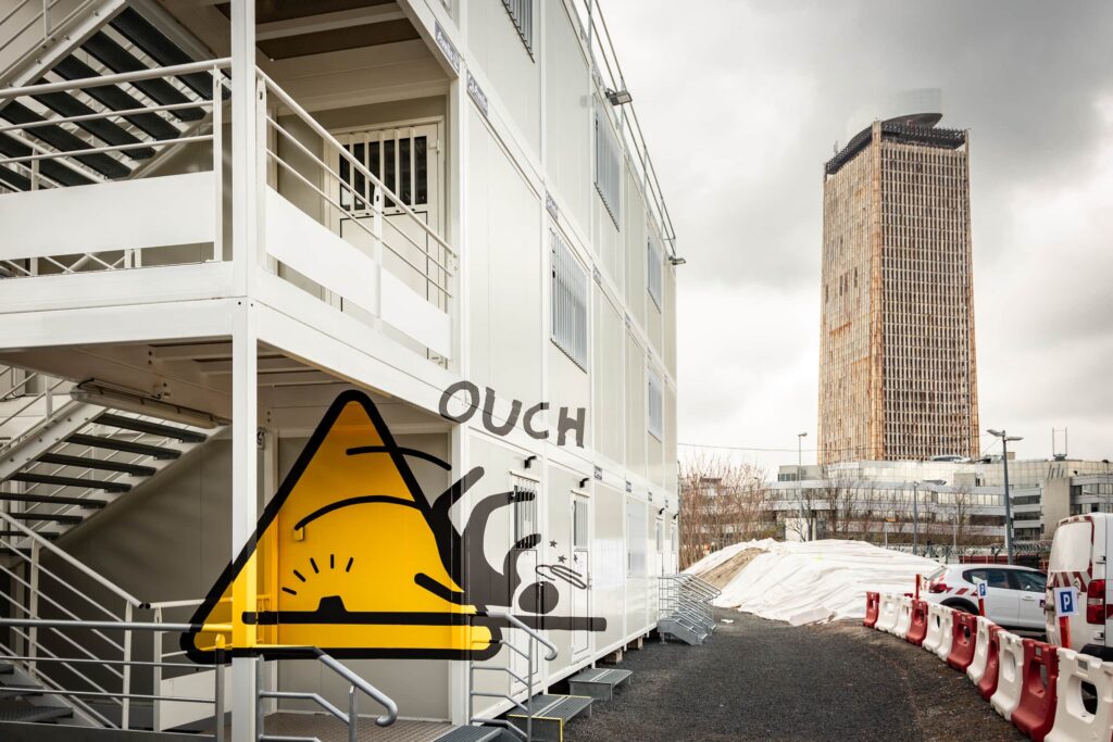 Anamorphose prévention sécurité en gare — signalétique sol 3D — Agence Yvonne