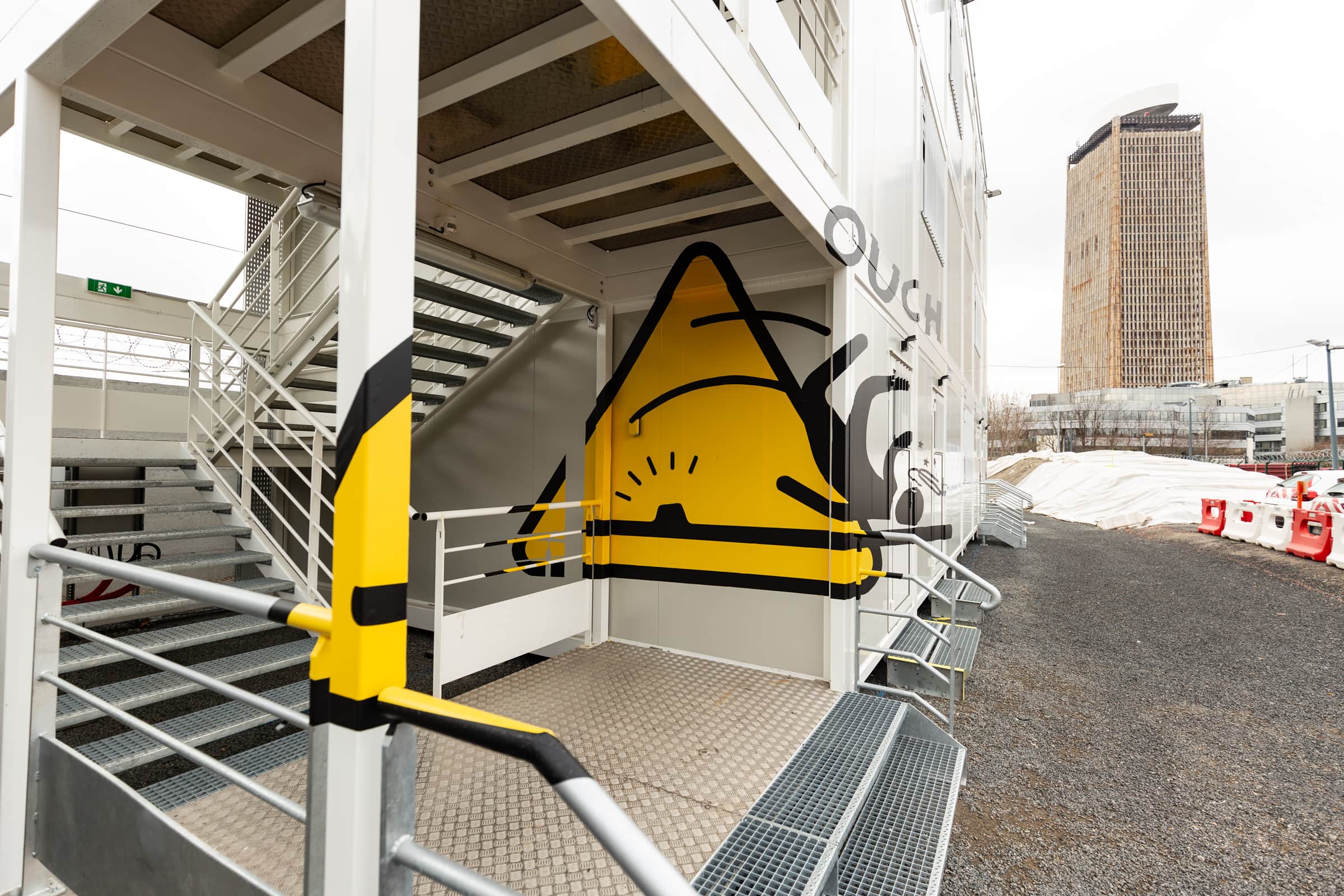 Anamorphose prévention sécurité en gare — signalétique sol 3D — Agence Yvonne