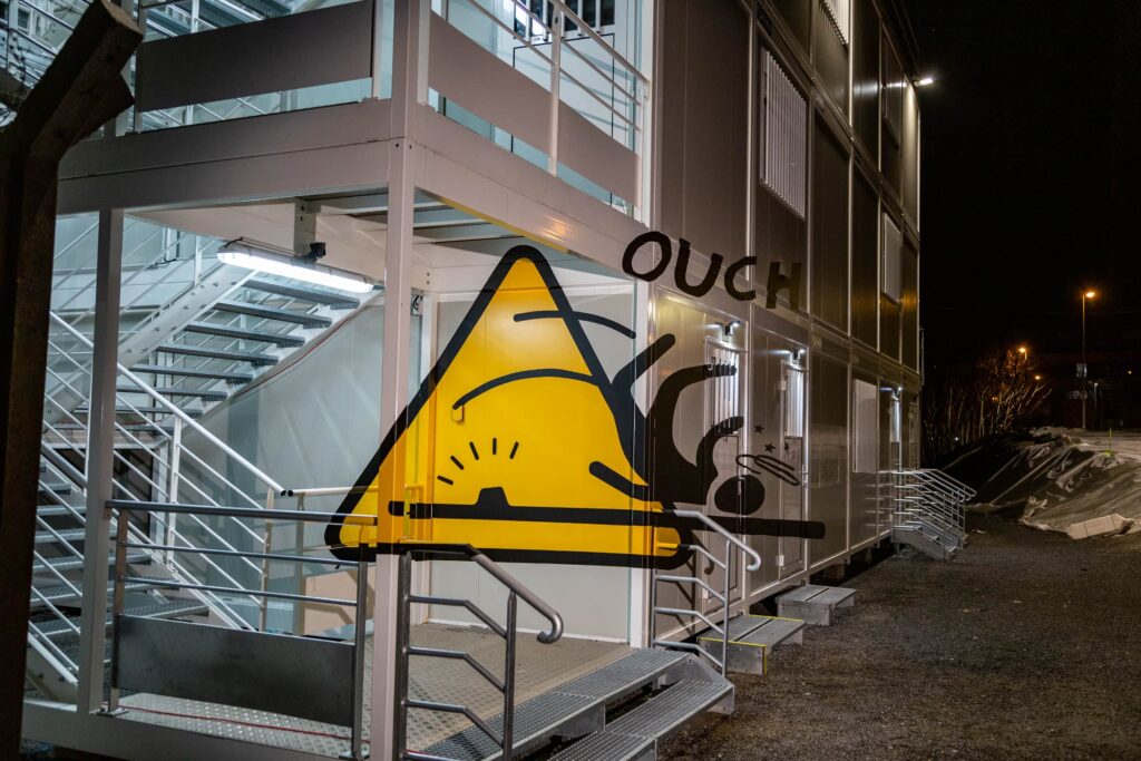 Anamorphose prévention sécurité en gare — signalétique sol 3D — Agence Yvonne