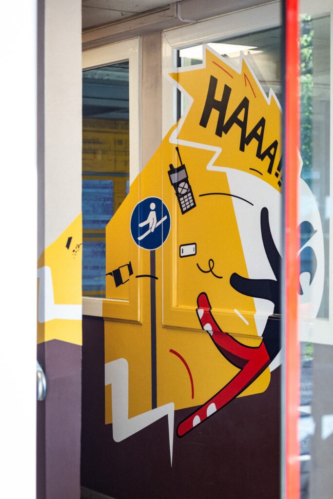 Signalétique sécurité SNCF — pose affichage TSEE en gare — Agence Yvonne