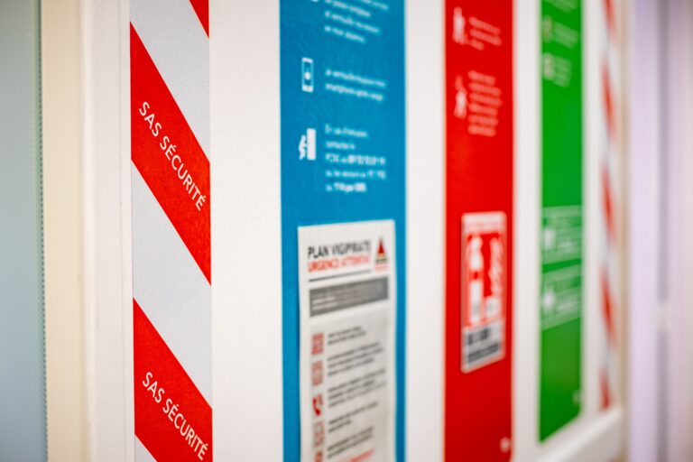 Campagne sécurité voyageurs SNCF — pose signalétique en gare de Lyon — Agence Yvonne