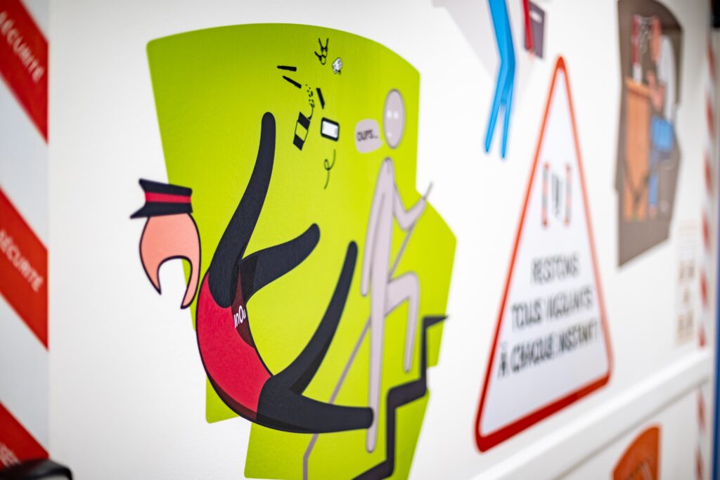 Campagne sécurité voyageurs SNCF — pose signalétique en gare de Lyon — Agence Yvonne