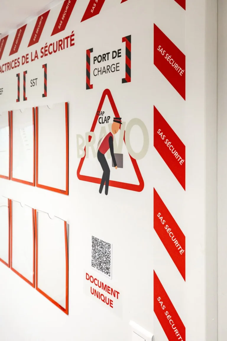 Campagne sécurité voyageurs SNCF — pose signalétique en gare de Dijon — Agence Yvonne