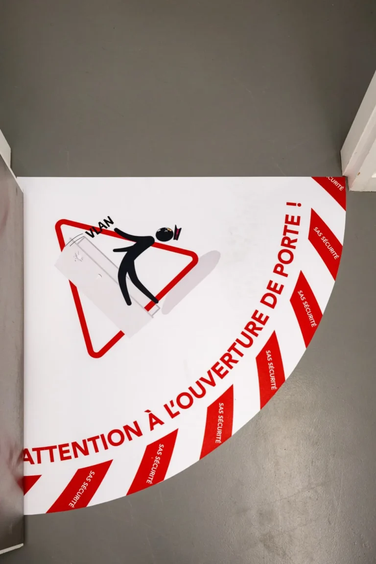 Campagne sécurité voyageurs SNCF — pose signalétique en gare de Dijon — Agence Yvonne