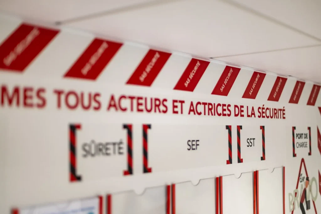 Campagne sécurité voyageurs SNCF — pose signalétique en gare de Dijon — Agence Yvonne