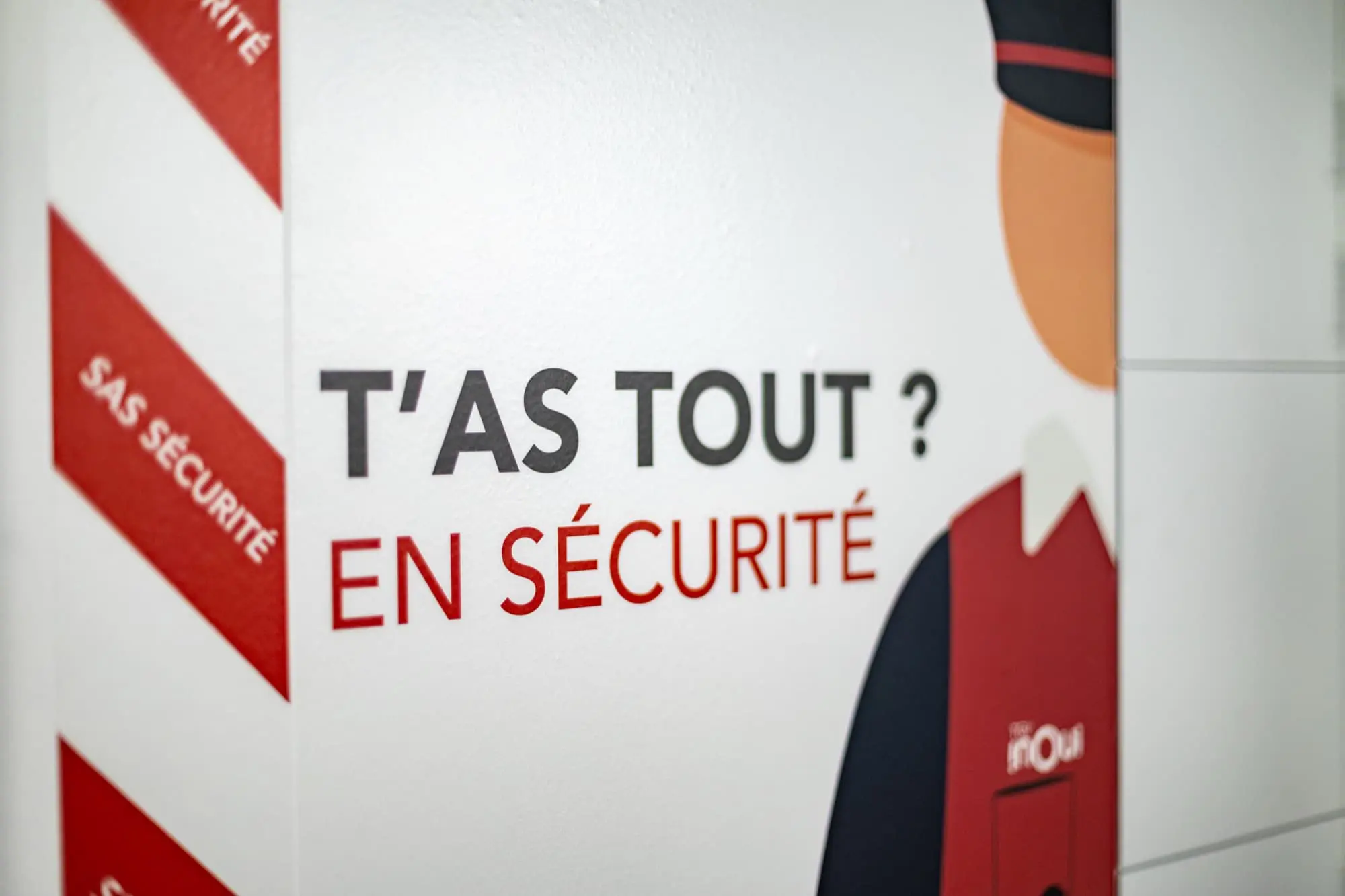 Campagne sécurité voyageurs SNCF — pose signalétique en gare de Dijon — Agence Yvonne