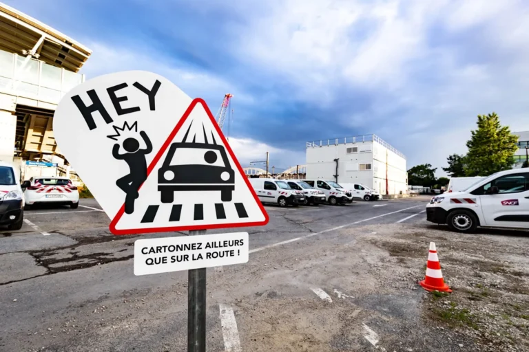 Signalétique sécurité SNCF — pose en gare de Massy — Agence Yvonne