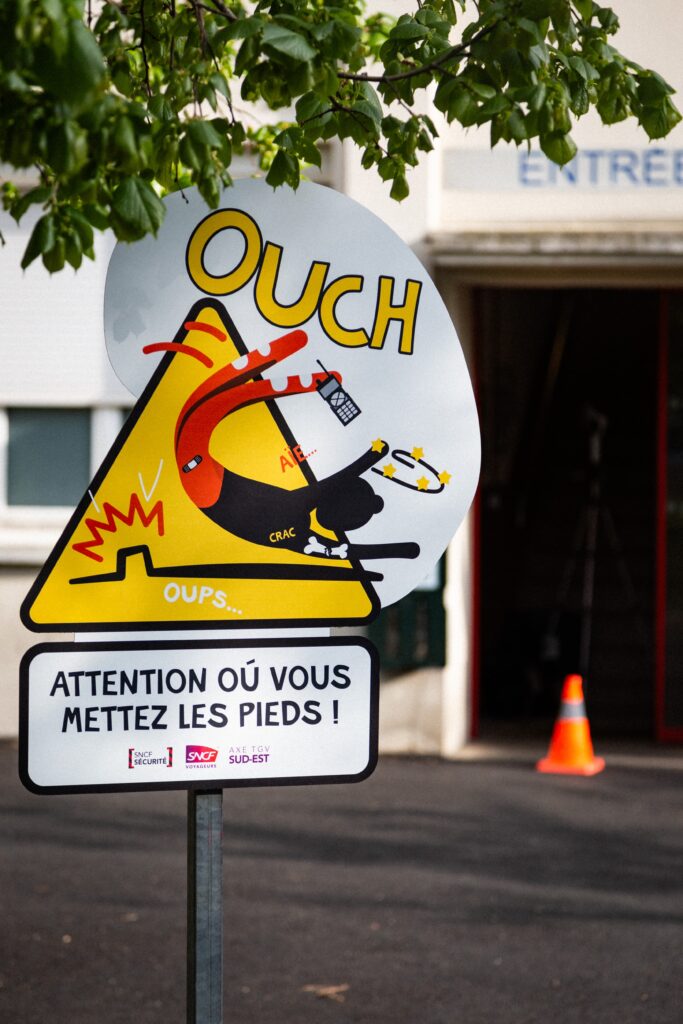 Signalétique sécurité SNCF — pose affichage TSEE en gare — Agence Yvonne